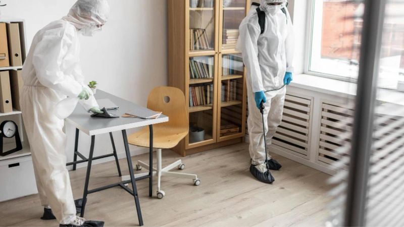 Dwóch techników podczas zabiegu w pomieszczeniu mieszkalnym